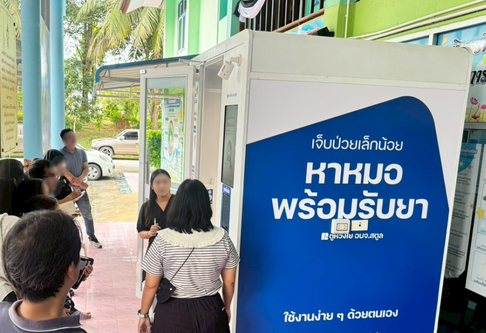 Patients queueing to use the Health Cabin